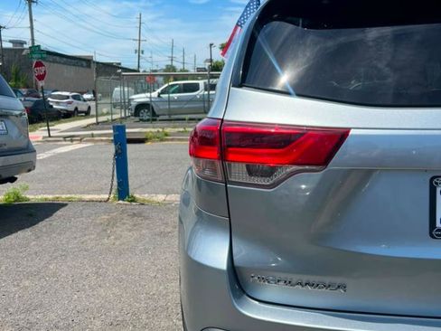 Used 2019 Toyota Highlander XLE AWD/4WD image 8
