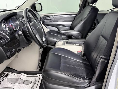 Used 2012 Chrysler Town & Country Touring w/ Entertainment Group #1 FWD image 13