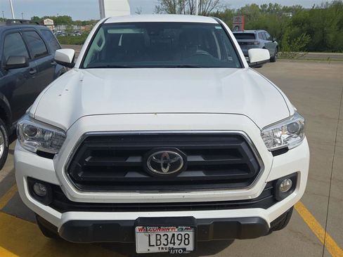 Used 2020 Toyota Tacoma SR5 AWD/4WD image 3