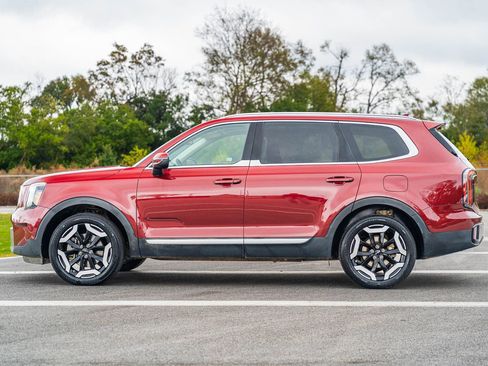 Used 2023 Kia Telluride EX w/ EX Captain's Chair Package image 4