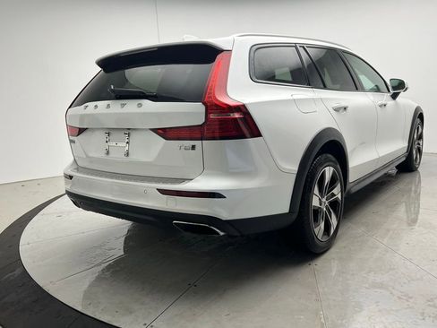 Used 2022 Volvo V60 T5 Cross Country image 3