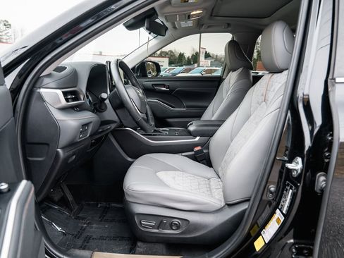 Certified 2023 Toyota Highlander Bronze Edition image 39