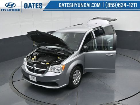 Used 2018 Dodge Grand Caravan SE w/ UConnect Hands-Free Group image 46