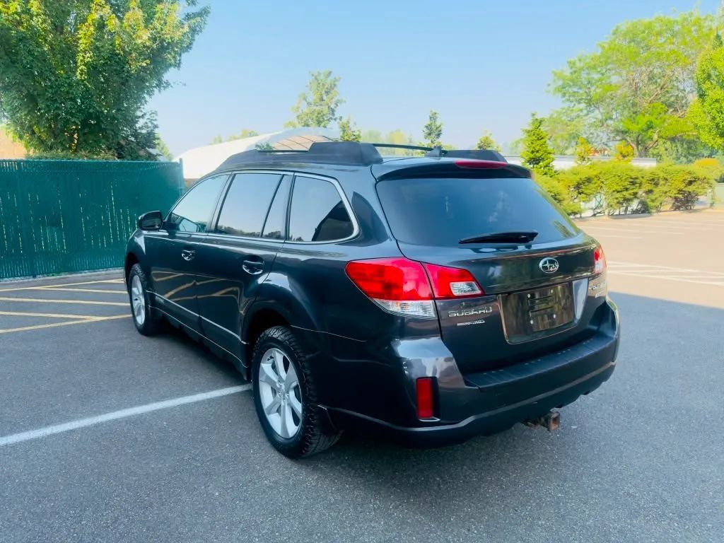 Used 2013 Subaru Outback 2.5i Limited w/ Moonroof Pkg AWD/4WD image 3