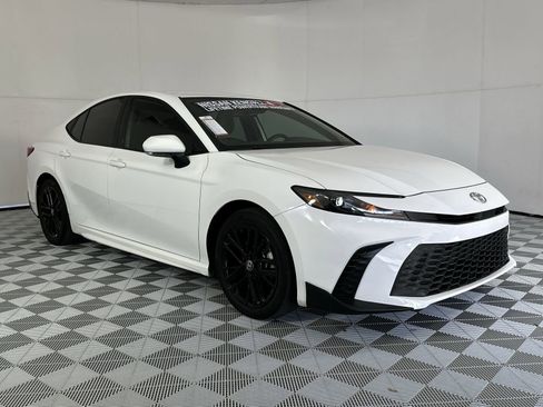 Used 2025 Toyota Camry SE w/ Convenience Package FWD image 2