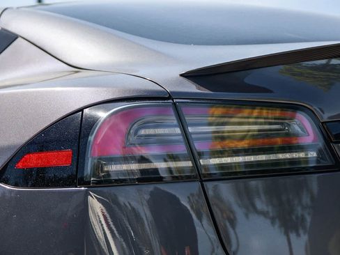 Used 2022 Tesla Model S Plaid image 7