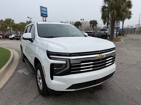 Used 2025 Chevrolet Suburban LT AWD/4WD image 2