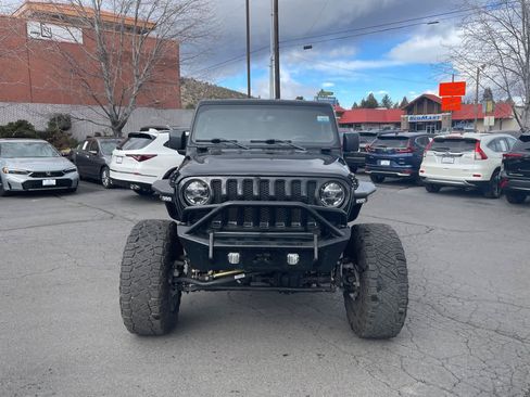 Used 2019 Jeep Wrangler Unlimited Sahara w/ Uconnect 4C Nav & Sound Group image 10