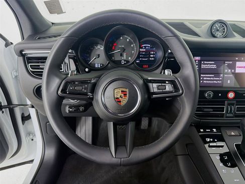 Certified 2025 Porsche Macan AWD/4WD image 12
