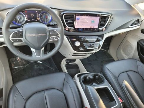 Used 2024 Chrysler Pacifica Touring-L image 9