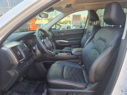 Used 2023 Nissan Pathfinder Platinum image 23