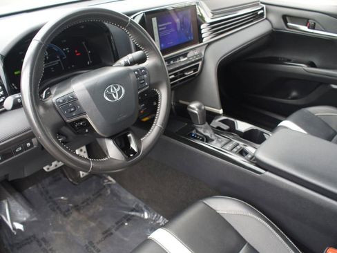 Used 2025 Toyota Camry SE FWD image 13