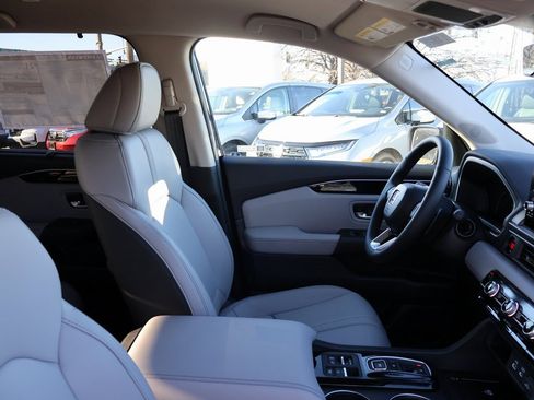 New 2025 Honda Pilot EX-L image 8