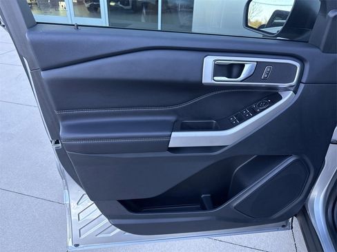 Used 2024 Ford Explorer XLT image 10