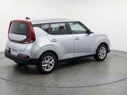 Used 2025 Kia Soul LX w/ LX Technology Package FWD image 9