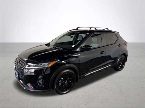 Used 2021 Nissan Kicks SR w/ SR Premium Package FWD image 2