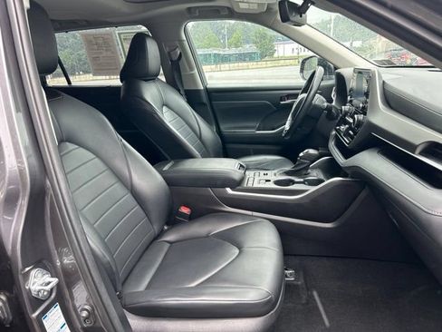 Used 2021 Toyota Highlander XLE AWD/4WD image 16
