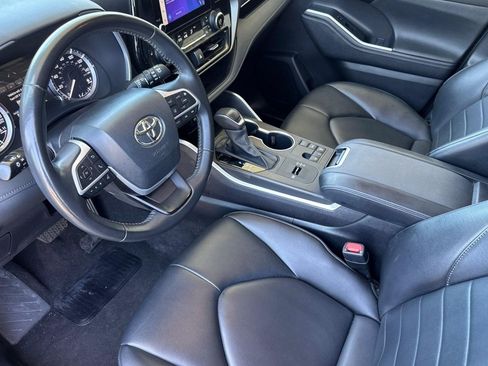 Used 2024 Toyota Highlander XLE FWD image 4