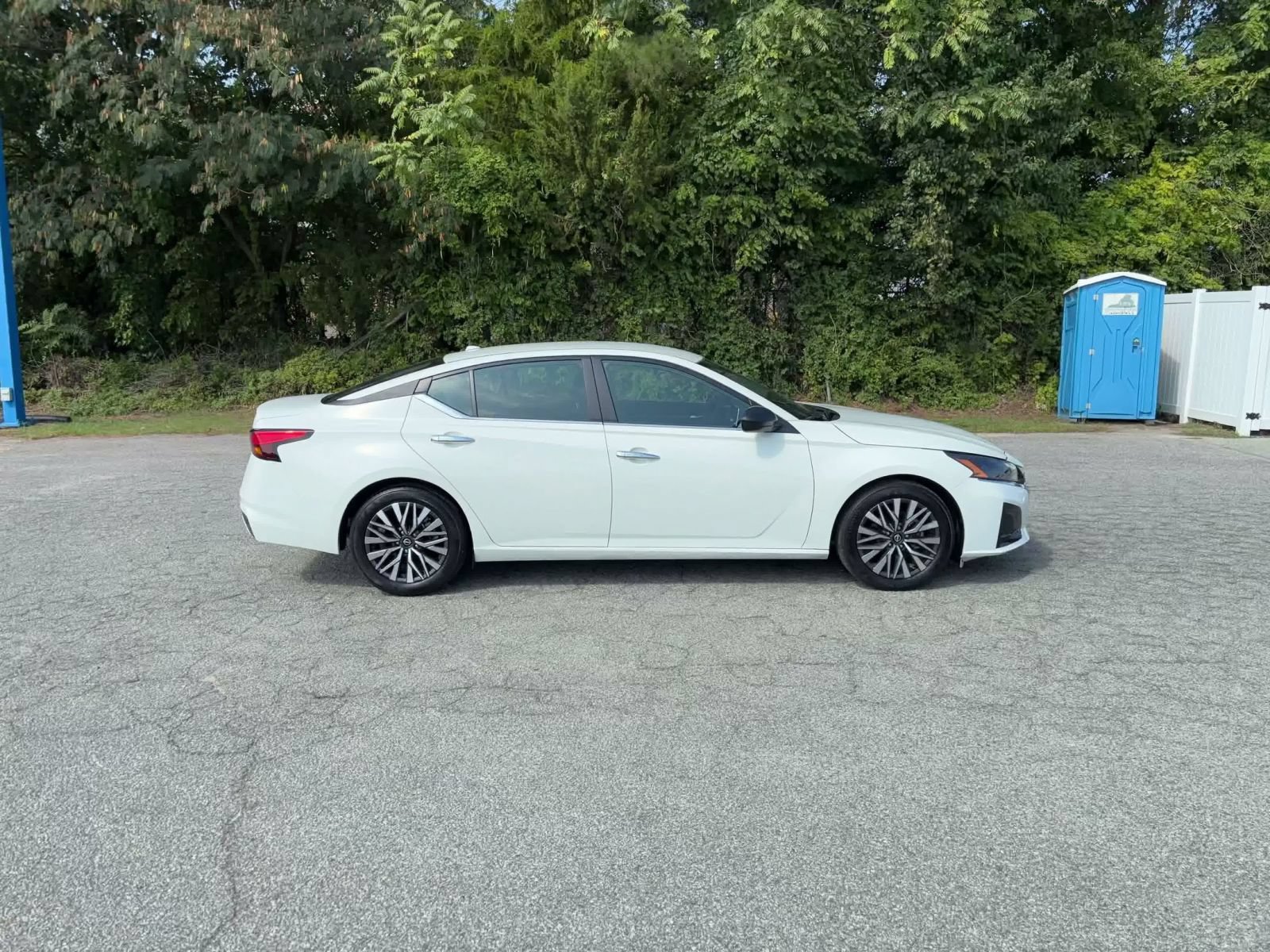 Used 2025 Nissan Altima 2.5 SV FWD image 15