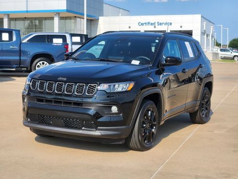 Used 2026 Jeep Compass Latitude AWD/4WD image 3