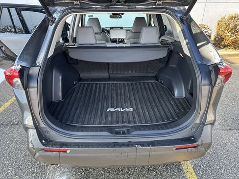 Used 2019 Toyota RAV4 XLE Premium image 18