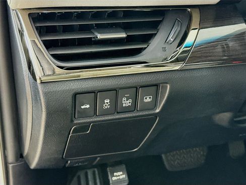 Used 2013 Toyota Avalon Limited w/ Technology Pkg FWD image 14