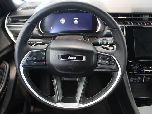 Used 2025 Jeep Grand Cherokee Altitude AWD/4WD image 23