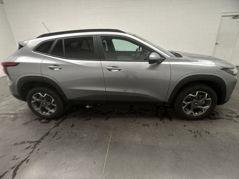 Used 2025 Chevrolet Trax LT w/ LT Convenience Package image 9