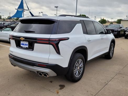 Used 2025 Chevrolet Traverse LT w/ Driver Confidence Package FWD image 4