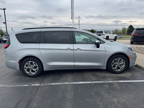 Used 2023 Chrysler Pacifica Limited FWD image 4