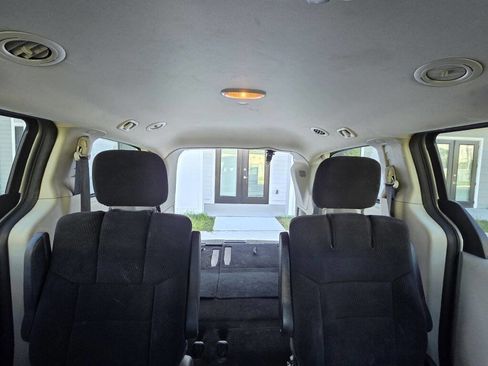 Used 2014 Dodge Grand Caravan SXT FWD image 21