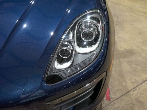 Used 2018 Porsche Macan AWD/4WD image 37
