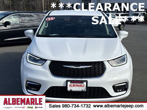 Used 2022 Chrysler Pacifica Touring-L image 10