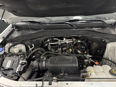 Used 2023 Ford Explorer XLT AWD/4WD image 38
