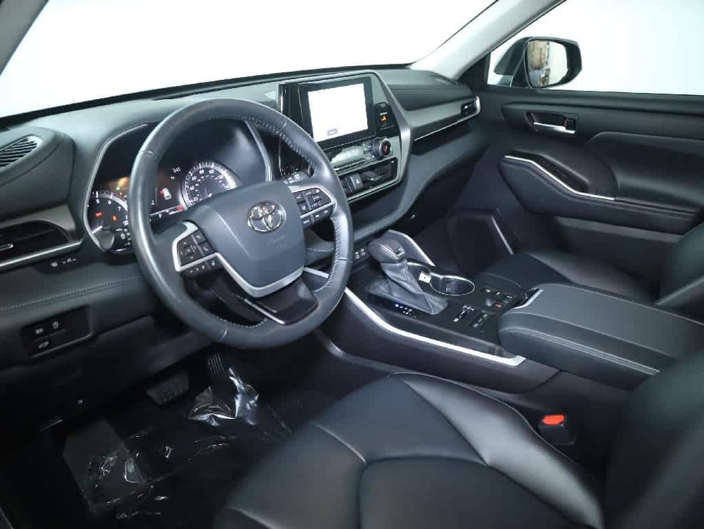 Used 2024 Toyota Highlander XLE AWD/4WD image 21