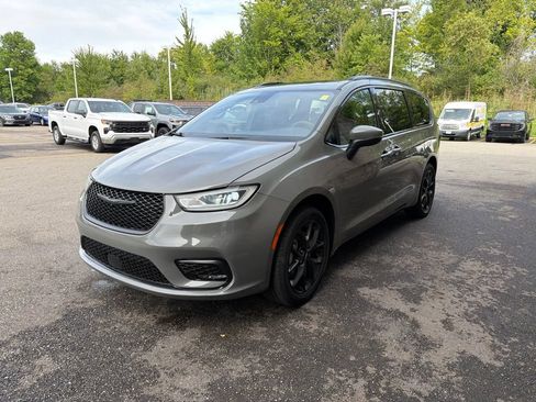 Used 2023 Chrysler Pacifica Touring-L w/ S Appearance Package AWD/4WD image 5