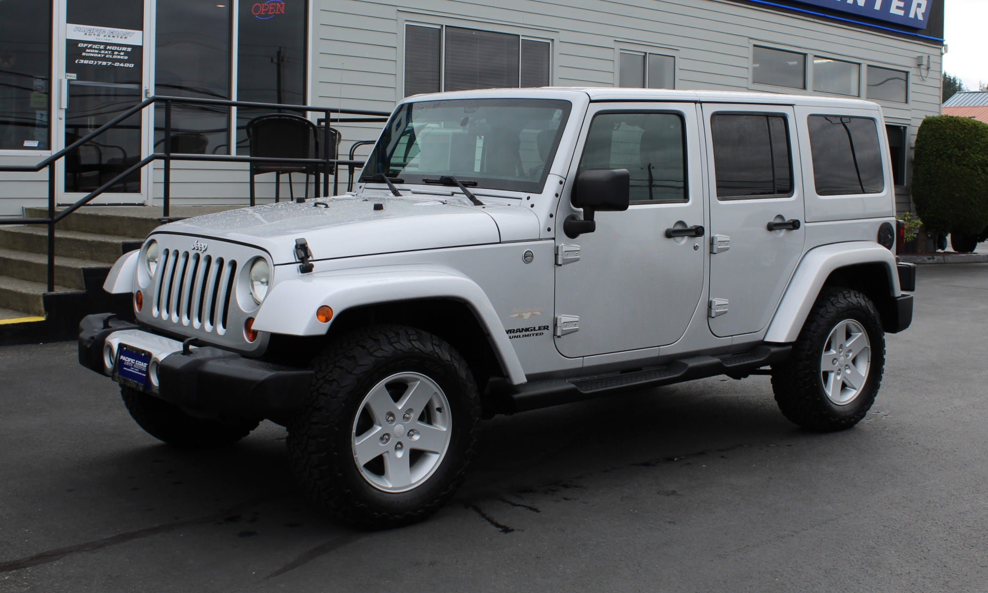 Used 2012 Jeep Wrangler Unlimited Sahara w/ Connectivity Group AWD/4WD image 2