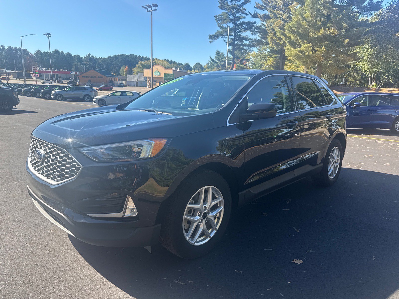 Used 2023 Ford Edge SEL w/ Convenience Package AWD/4WD image 3