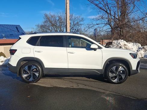 Certified 2025 Volkswagen Taos SE w/ Panoramic Sunroof Package image 12