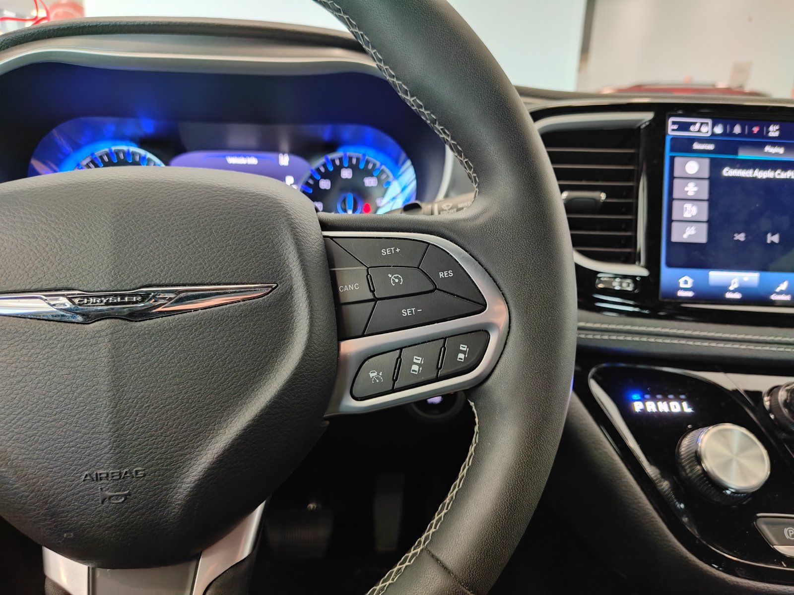 Used 2025 Chrysler Pacifica Select FWD image 14