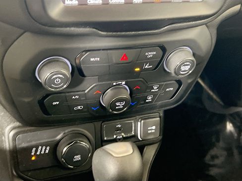 Used 2022 Jeep Renegade Latitude w/ Convenience Group AWD/4WD image 16