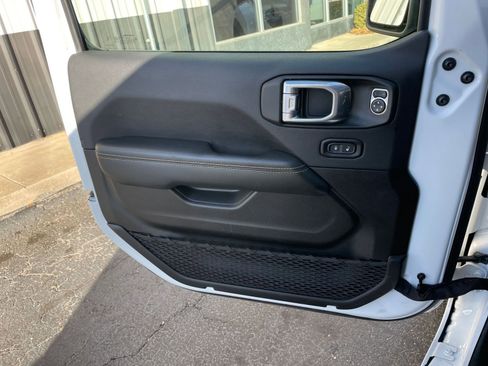 Used 2025 Jeep Wrangler Sahara image 20