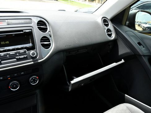 Used 2014 Volkswagen Tiguan S image 14