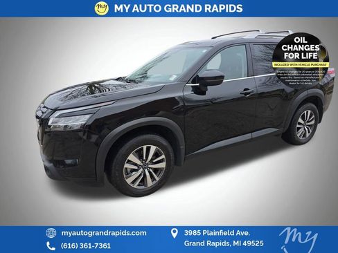 Used 2023 Nissan Pathfinder SL w/ Black Appearance Package AWD/4WD image 3
