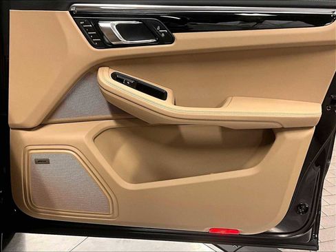 New 2026 Porsche Macan image 28