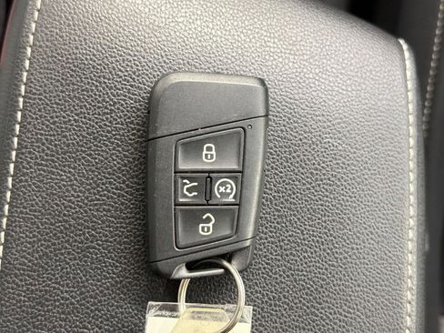 Used 2024 Volkswagen Tiguan SE image 30