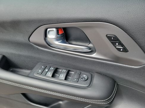 Used 2026 Chrysler Pacifica Select image 22