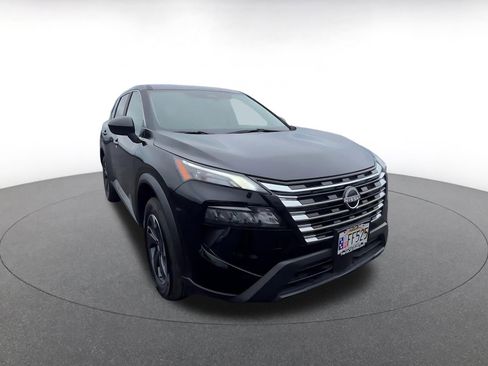 Used 2025 Nissan Rogue SV image 3