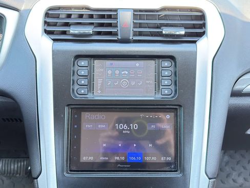 Used 2016 Ford Fusion SE FWD image 25