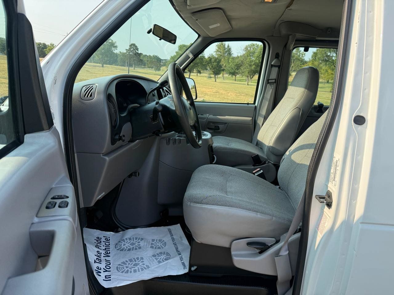 Used 2002 Ford E-150 and Econoline 150 Wagon RWD image 10